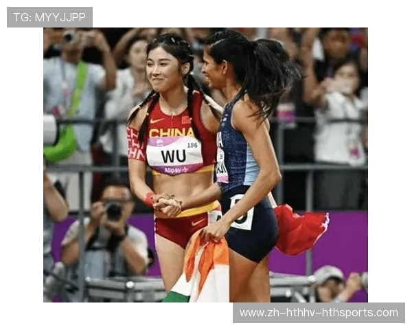 揭秘吴艳妮生活瞬间歪头微笑迷人照展现运动女神多面风采